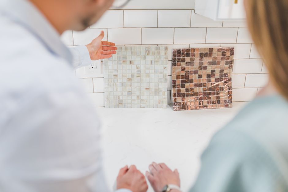 Carrelage adhésif : avantages, pose et limites