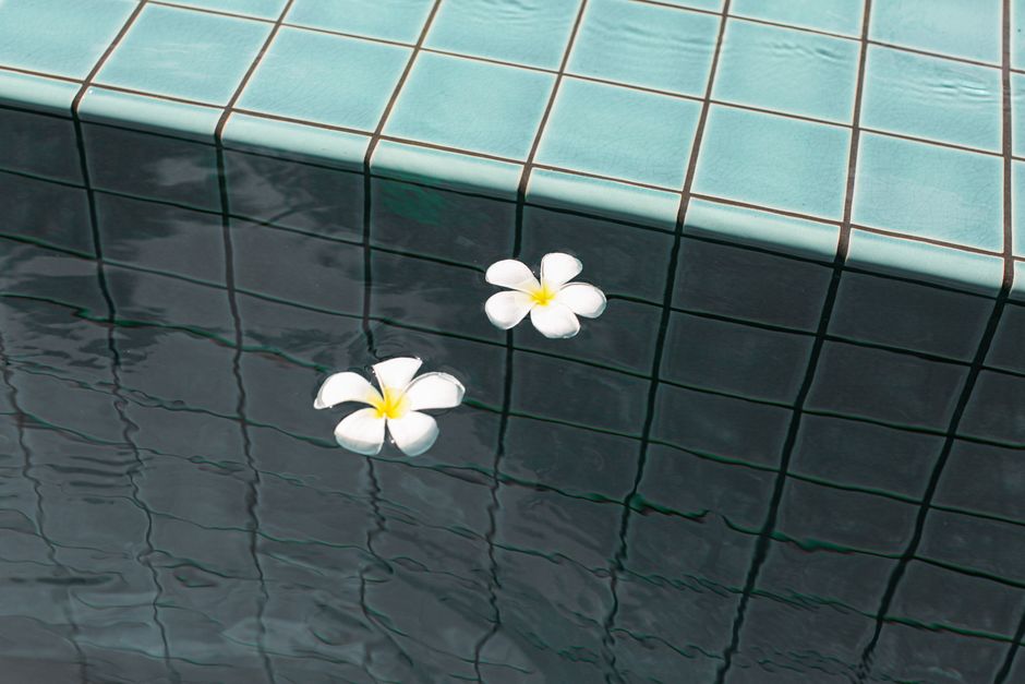 Carrelage piscine : margelle, plage et antidérapance