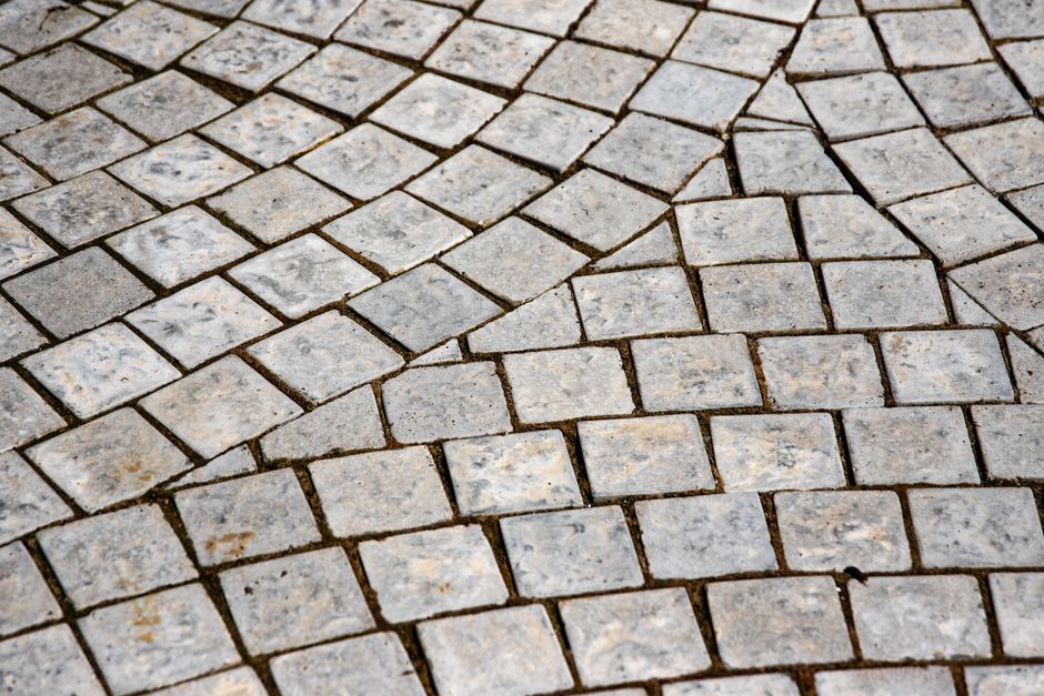 Carrelage travertin : avantages, entretien et prix