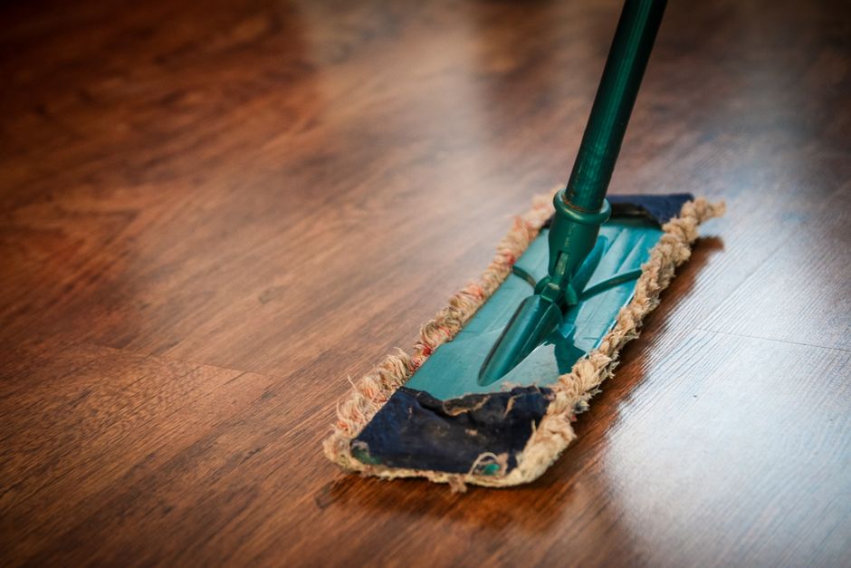 Cirer un parquet : méthode, cire vs vernis