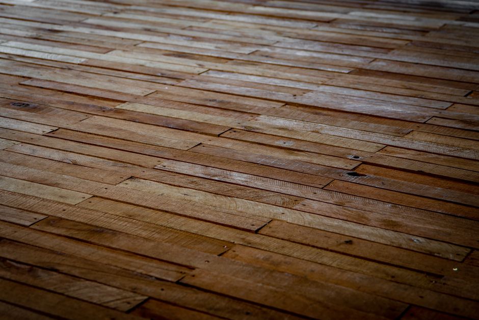 Plancher bois : types, différence avec le parquet, prix